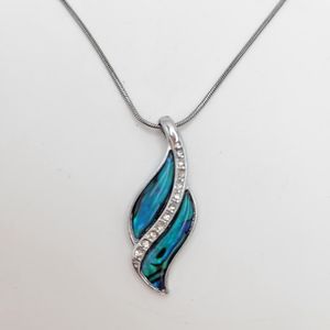 Fiordland | NWT Paua Shell Rhinestones Leaf Pendant Silver-Tone Necklace